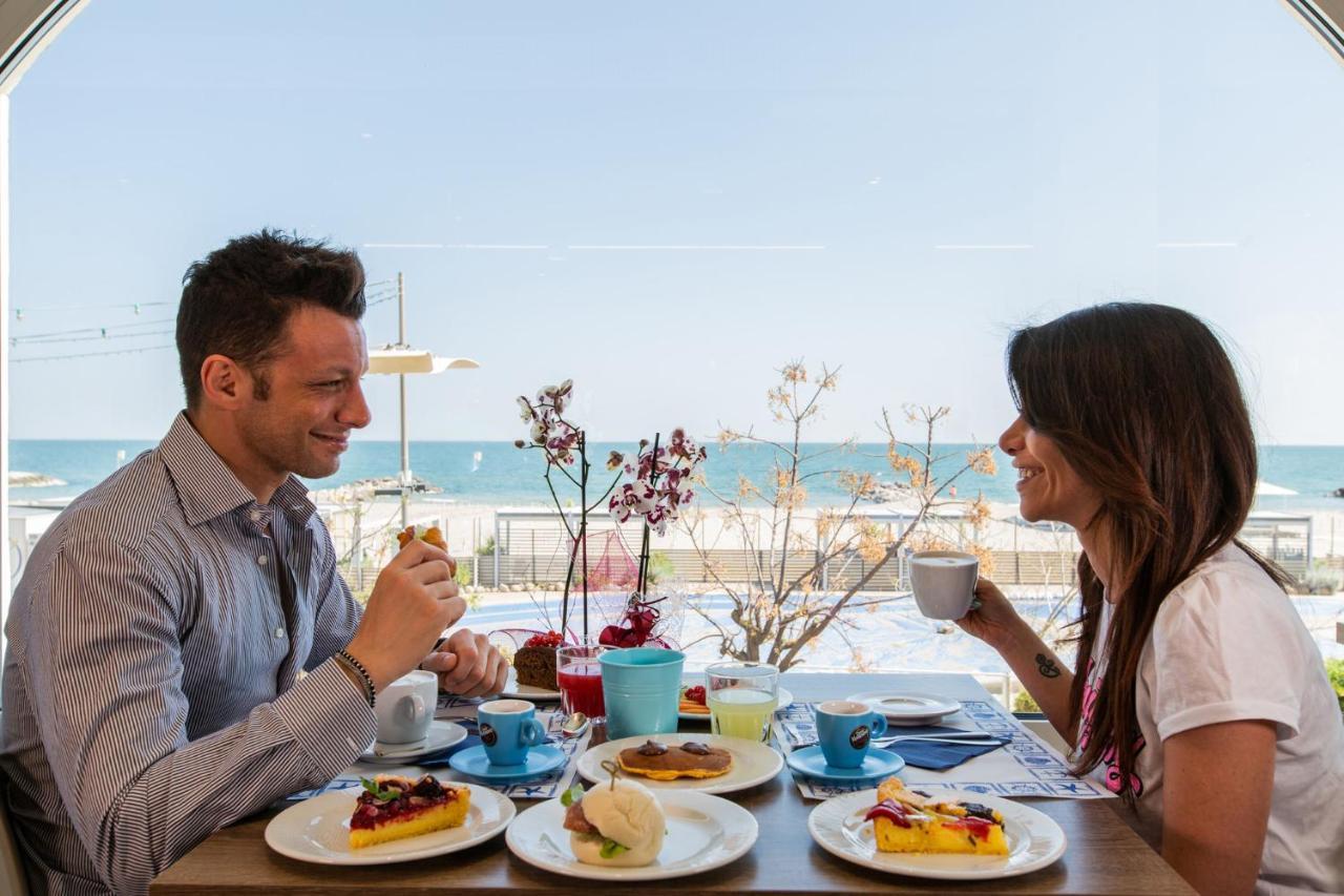 Hotel Alexandra - Beach Front - Healthy Xxl Breakfast & Brunch Until 12 30 - Parking Included Misano Adriatico Eksteriør billede