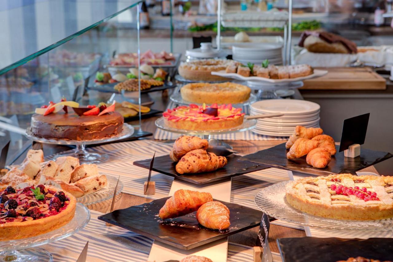 Hotel Alexandra - Beach Front - Healthy Xxl Breakfast & Brunch Until 12 30 - Parking Included Misano Adriatico Eksteriør billede