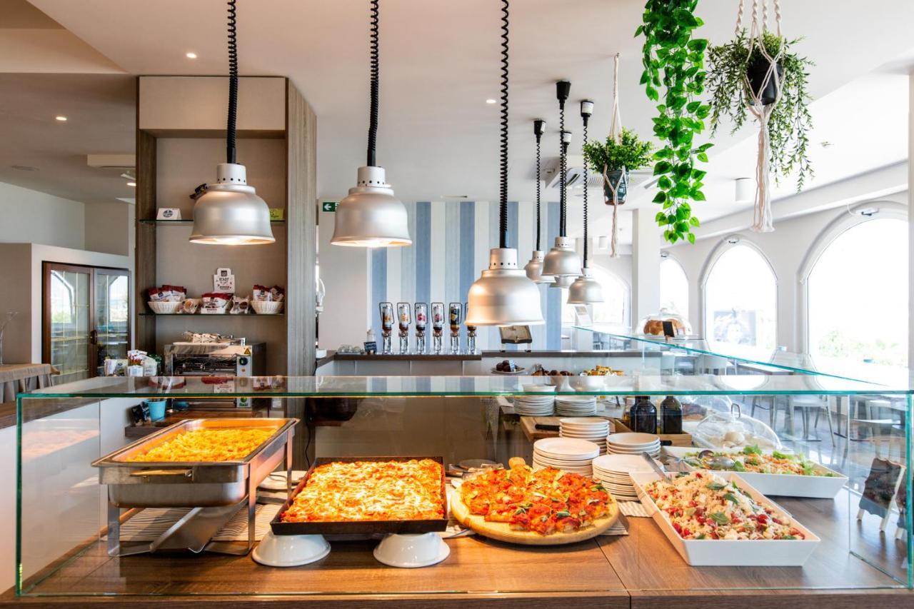 Hotel Alexandra - Beach Front - Healthy Xxl Breakfast & Brunch Until 12 30 - Parking Included Misano Adriatico Eksteriør billede