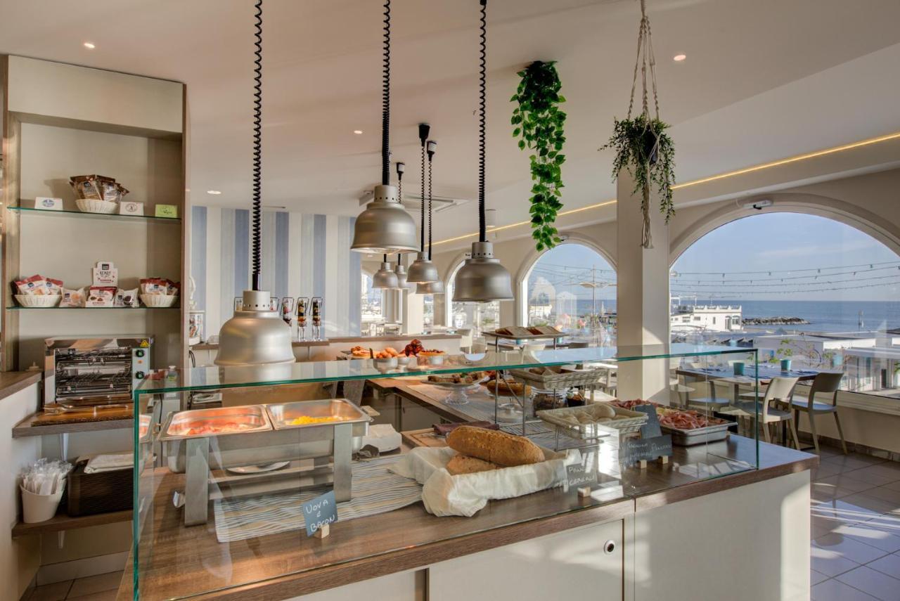 Hotel Alexandra - Beach Front - Healthy Xxl Breakfast & Brunch Until 12 30 - Parking Included Misano Adriatico Eksteriør billede