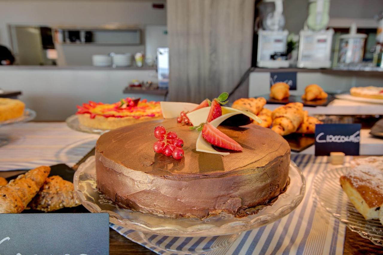 Hotel Alexandra - Beach Front - Healthy Xxl Breakfast & Brunch Until 12 30 - Parking Included Misano Adriatico Eksteriør billede