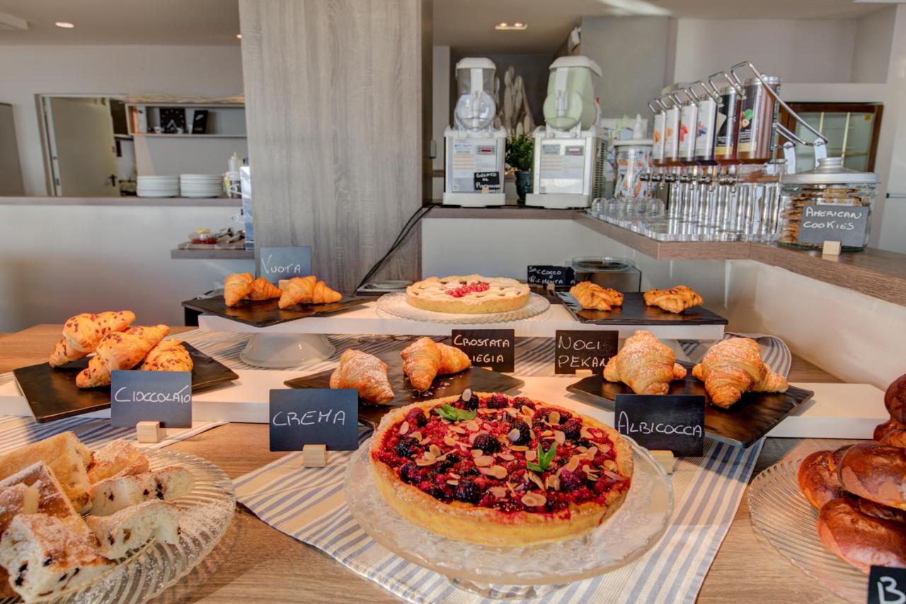 Hotel Alexandra - Beach Front - Healthy Xxl Breakfast & Brunch Until 12 30 - Parking Included Misano Adriatico Eksteriør billede