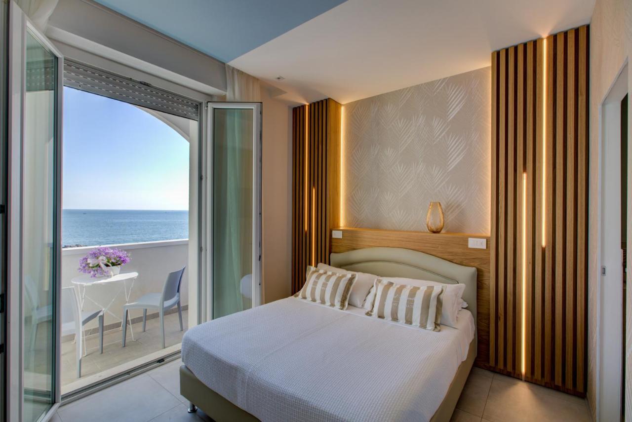 Hotel Alexandra - Beach Front - Healthy Xxl Breakfast & Brunch Until 12 30 - Parking Included Misano Adriatico Eksteriør billede