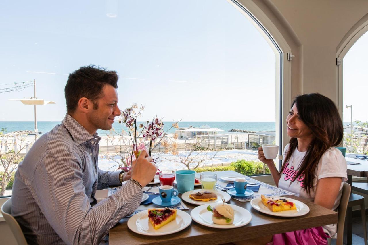 Hotel Alexandra - Beach Front - Healthy Xxl Breakfast & Brunch Until 12 30 - Parking Included Misano Adriatico Eksteriør billede