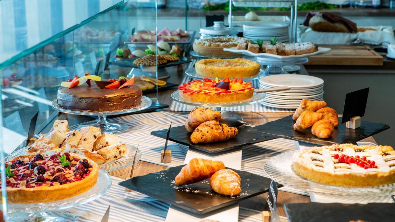 Hotel Alexandra - Beach Front - Healthy Xxl Breakfast & Brunch Until 12 30 - Parking Included Misano Adriatico Eksteriør billede