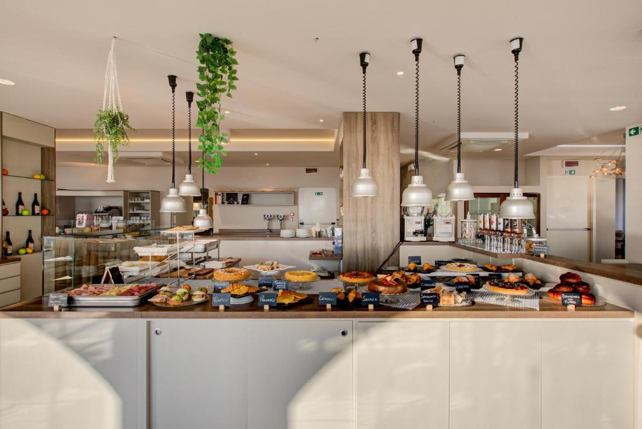 Hotel Alexandra - Beach Front - Healthy Xxl Breakfast & Brunch Until 12 30 - Parking Included Misano Adriatico Eksteriør billede