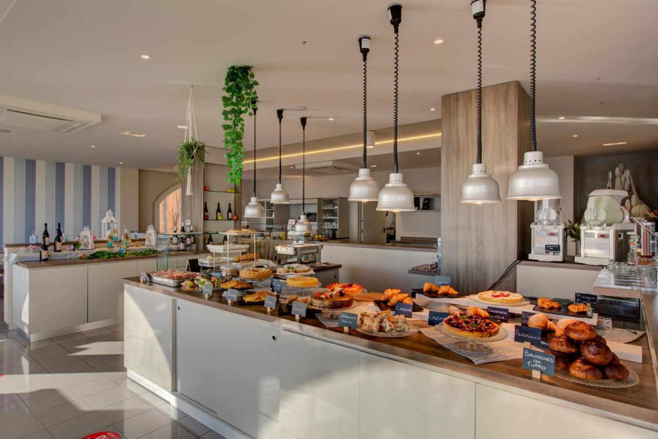 Hotel Alexandra - Beach Front - Healthy Xxl Breakfast & Brunch Until 12 30 - Parking Included Misano Adriatico Eksteriør billede