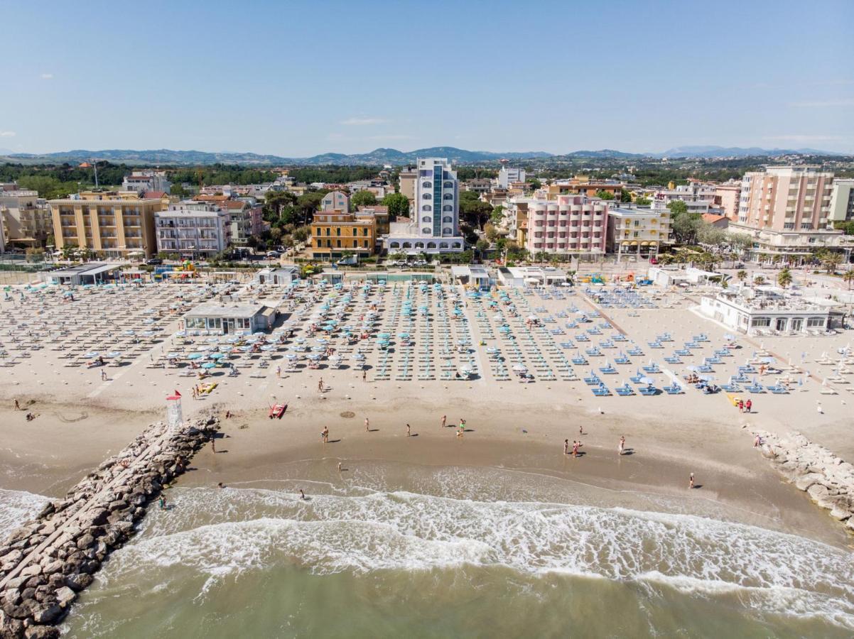 Hotel Alexandra - Beach Front - Healthy Xxl Breakfast & Brunch Until 12 30 - Parking Included Misano Adriatico Eksteriør billede