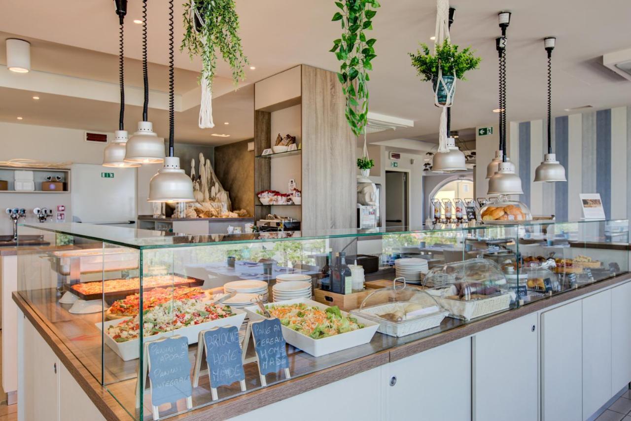 Hotel Alexandra - Beach Front - Healthy Xxl Breakfast & Brunch Until 12 30 - Parking Included Misano Adriatico Eksteriør billede