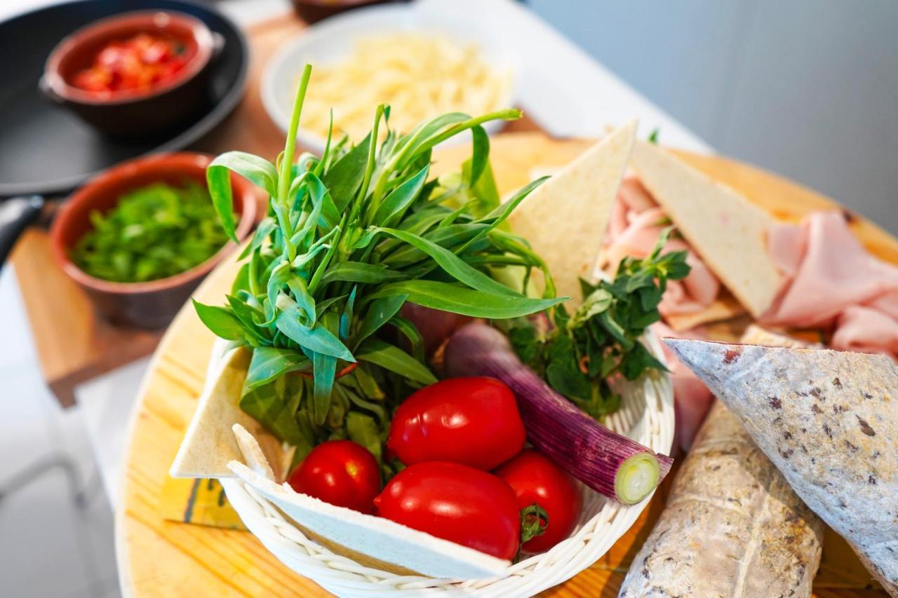 Hotel Alexandra - Beach Front - Healthy Xxl Breakfast & Brunch Until 12 30 - Parking Included Misano Adriatico Eksteriør billede