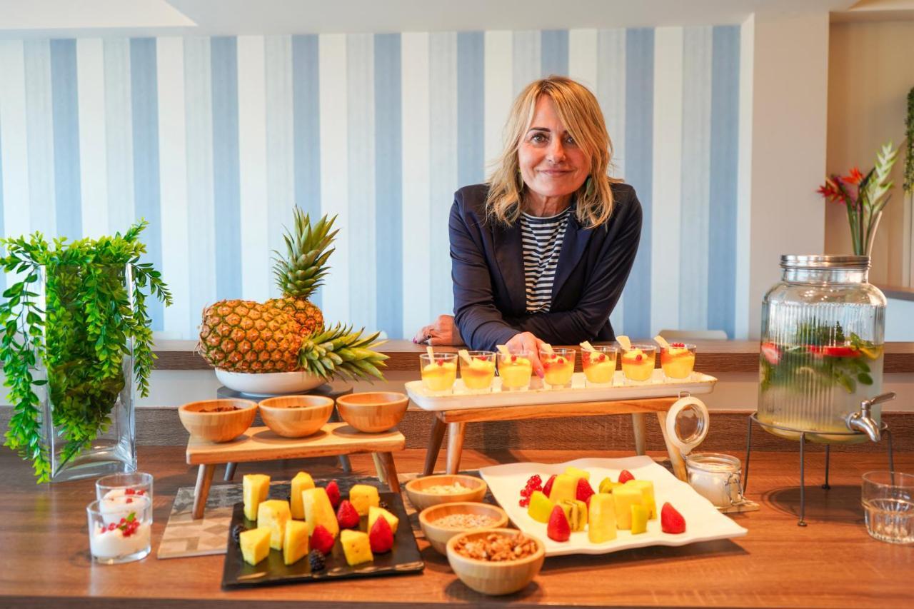 Hotel Alexandra - Beach Front - Healthy Xxl Breakfast & Brunch Until 12 30 - Parking Included Misano Adriatico Eksteriør billede