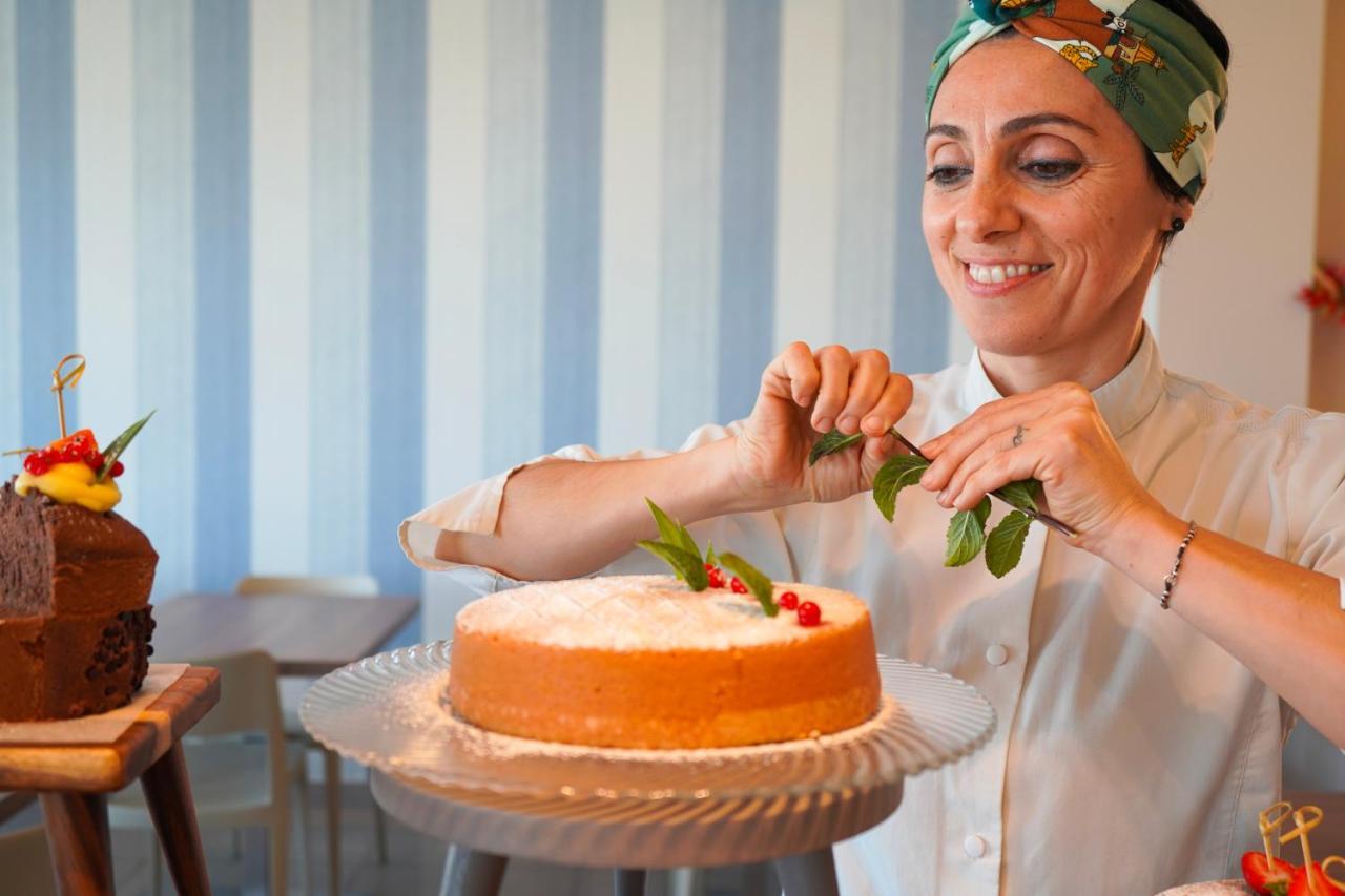 Hotel Alexandra - Beach Front - Healthy Xxl Breakfast & Brunch Until 12 30 - Parking Included Misano Adriatico Eksteriør billede