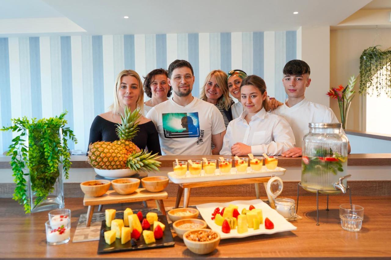 Hotel Alexandra - Beach Front - Healthy Xxl Breakfast & Brunch Until 12 30 - Parking Included Misano Adriatico Eksteriør billede
