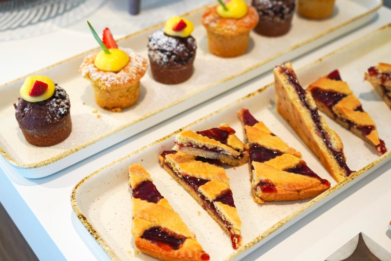 Hotel Alexandra - Beach Front - Healthy Xxl Breakfast & Brunch Until 12 30 - Parking Included Misano Adriatico Eksteriør billede