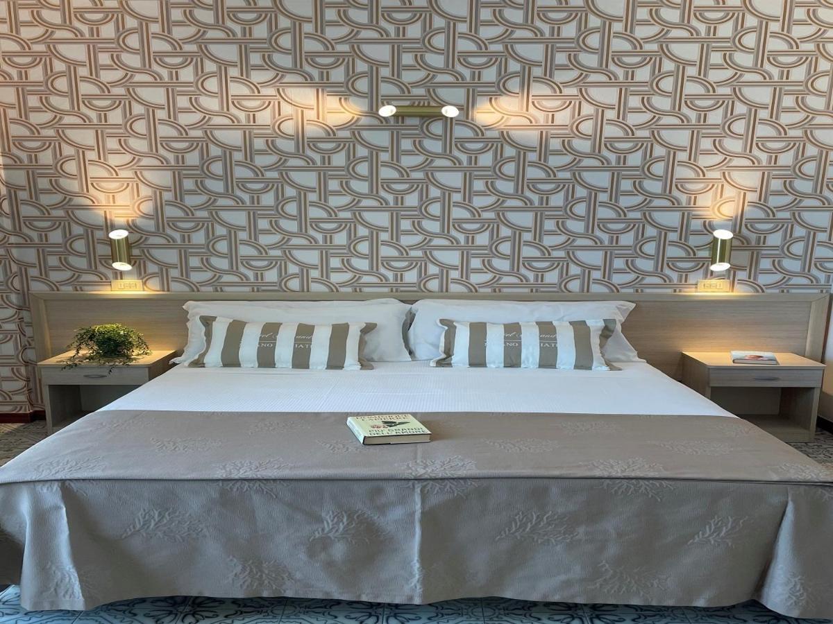Hotel Alexandra - Beach Front - Healthy Xxl Breakfast & Brunch Until 12 30 - Parking Included Misano Adriatico Eksteriør billede