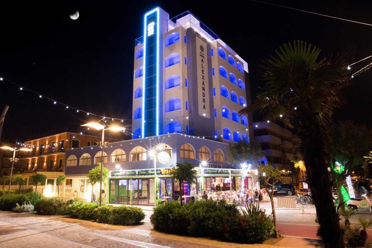 Hotel Alexandra - Beach Front - Healthy Xxl Breakfast & Brunch Until 12 30 - Parking Included Misano Adriatico Eksteriør billede