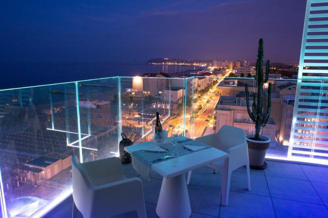 Hotel Alexandra - Beach Front - Healthy Xxl Breakfast & Brunch Until 12 30 - Parking Included Misano Adriatico Eksteriør billede