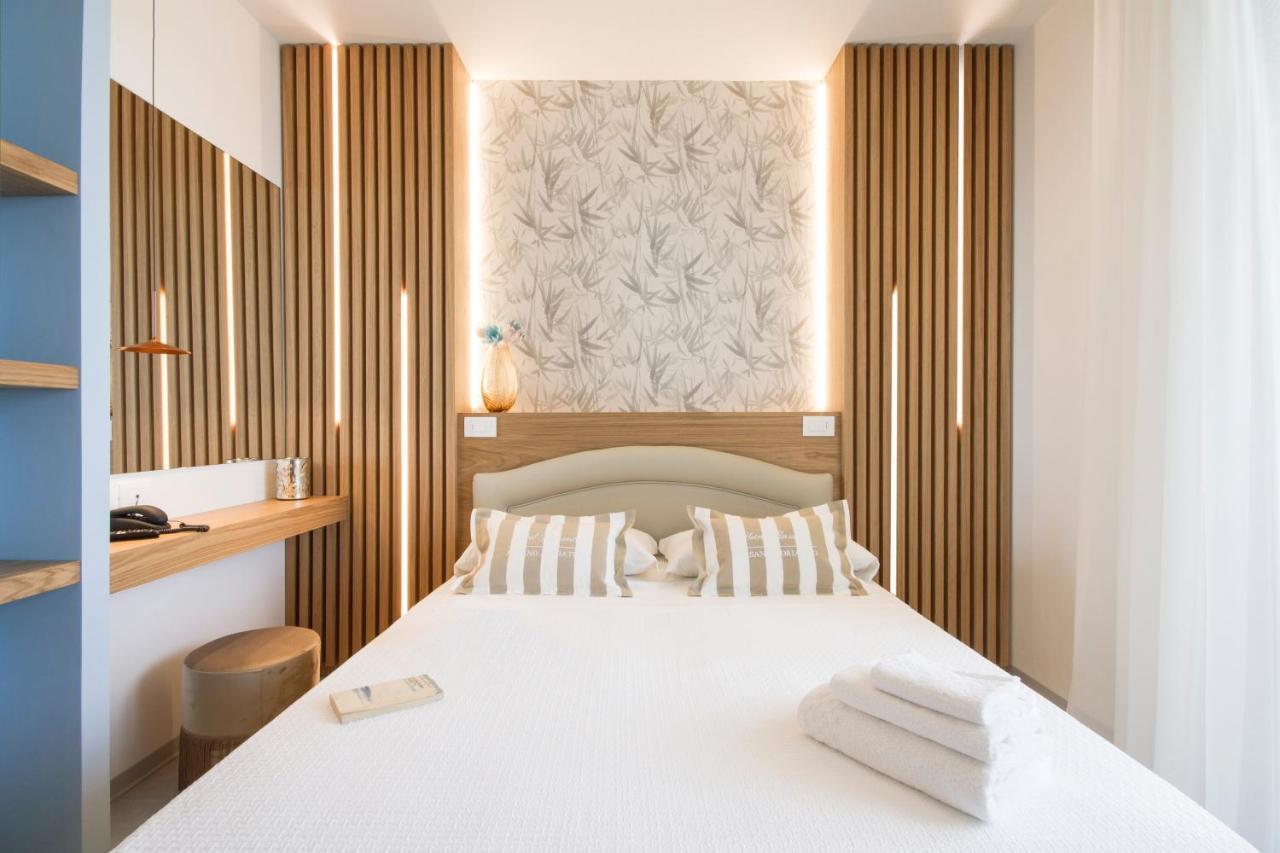 Hotel Alexandra - Beach Front - Healthy Xxl Breakfast & Brunch Until 12 30 - Parking Included Misano Adriatico Eksteriør billede
